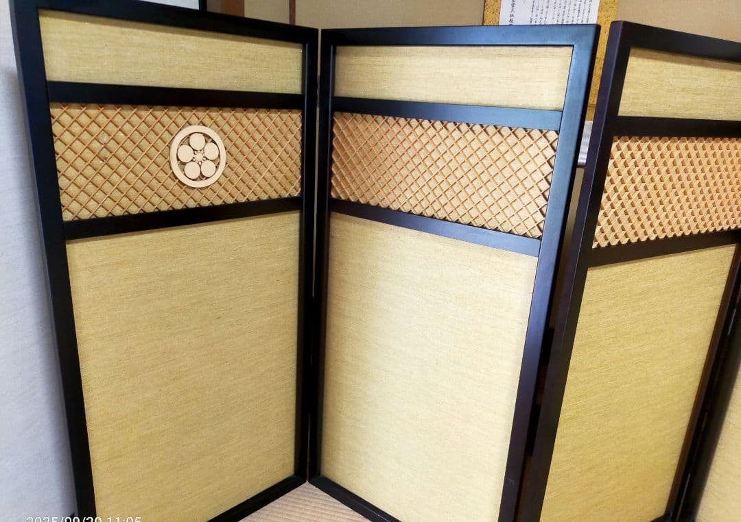 丸に梅鉢の紋の折りたたみ式間仕切り屏風