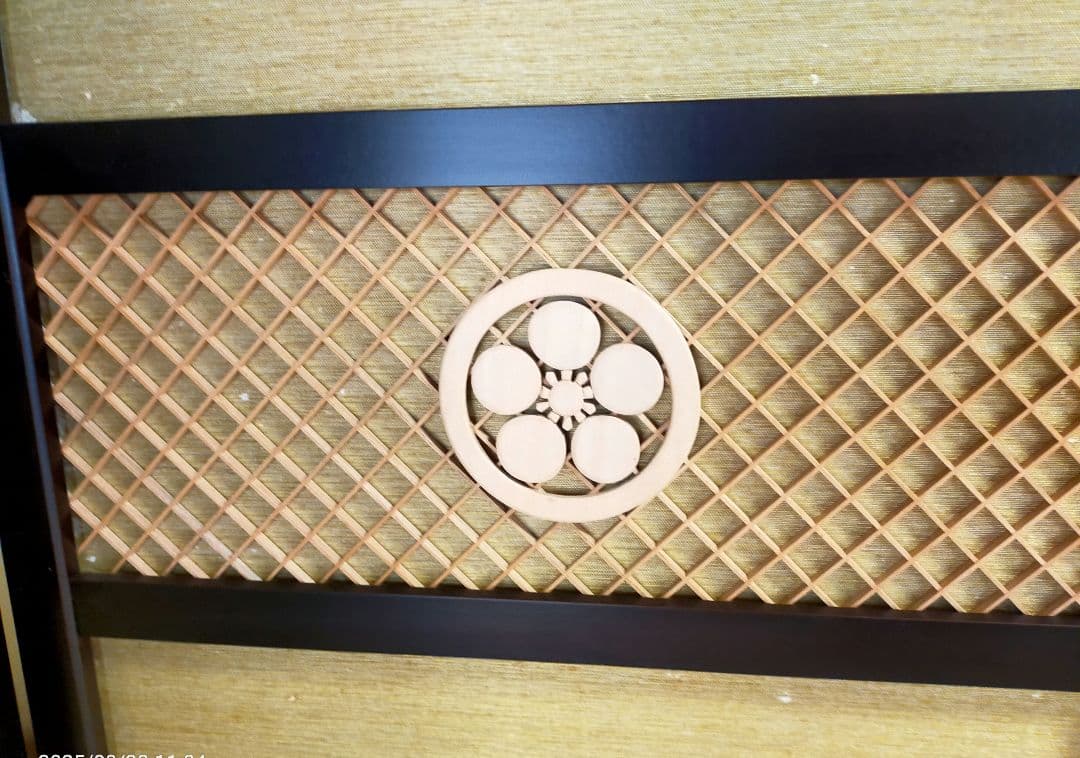 丸に梅鉢の紋の折りたたみ式間仕切り屏風