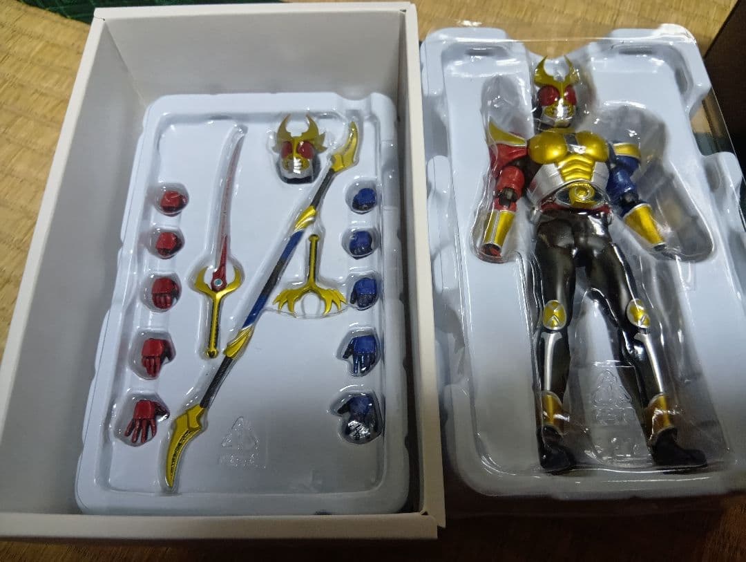 フィギュアーツ真骨彫　仮面ライダーアギト　トリニティーフォーム