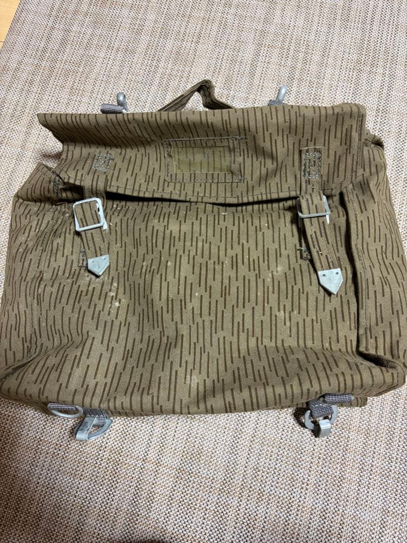 カーキ ストライプパターン ナイロンバックパック