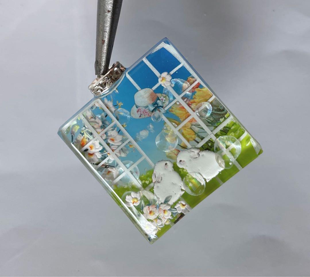 展示用/春の窓辺のうさぎ　桃の花　チューリップ　蓄光　オルゴナイトネックレス