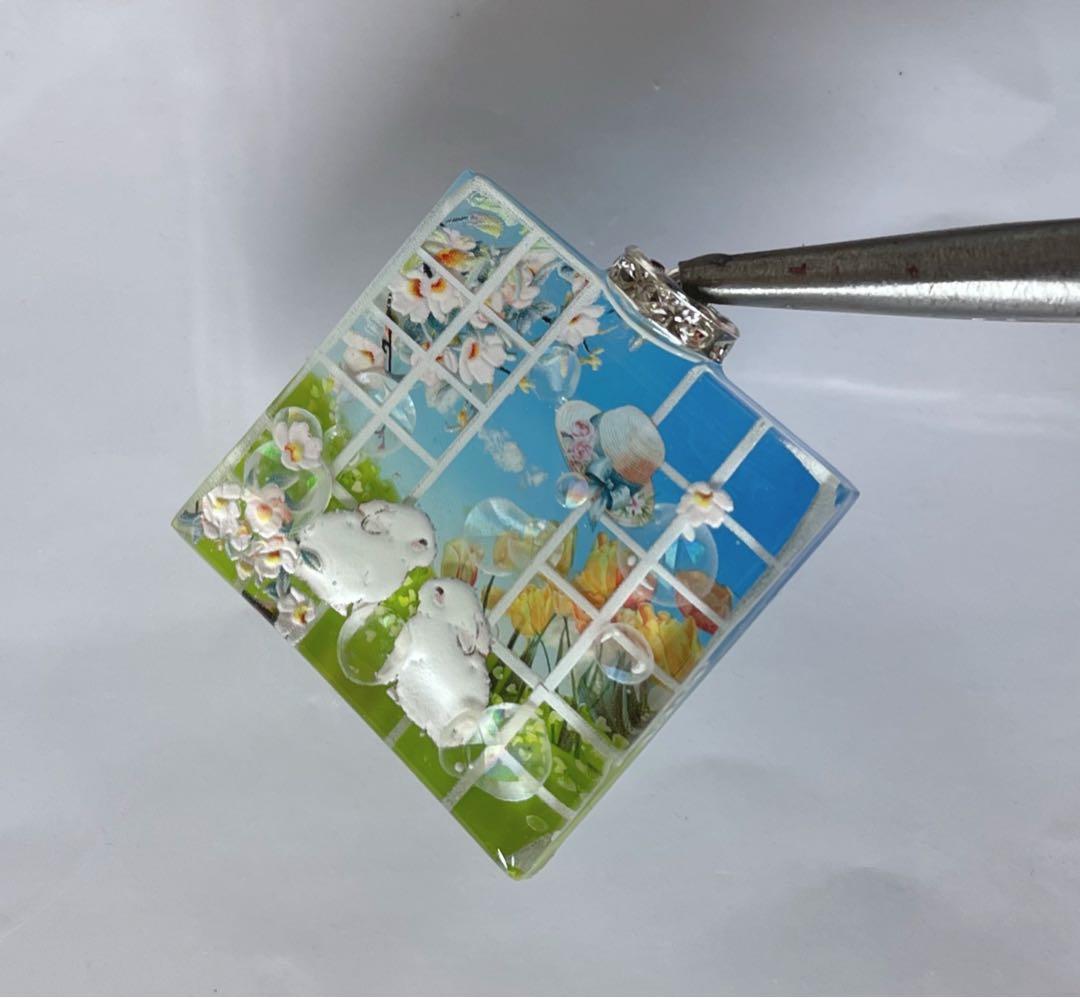 展示用/春の窓辺のうさぎ　桃の花　チューリップ　蓄光　オルゴナイトネックレス