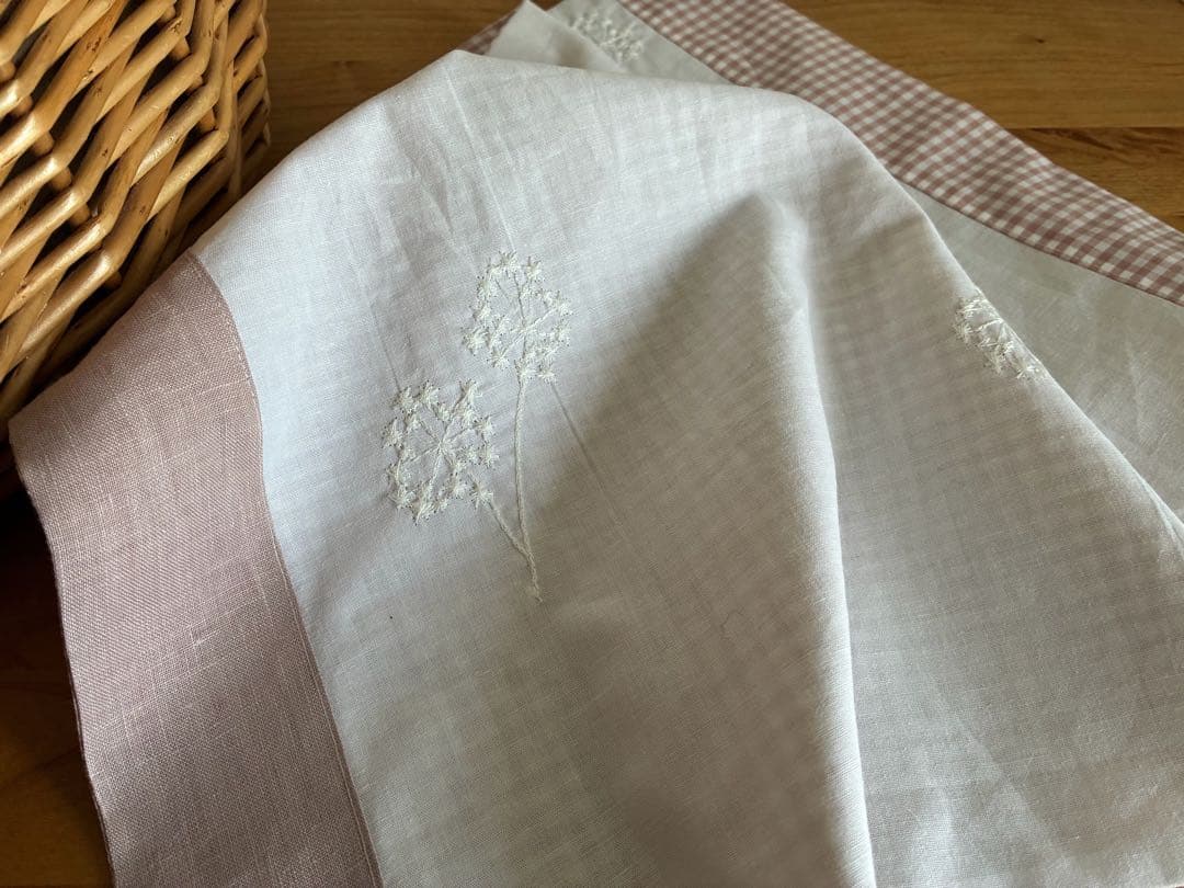 163.マルチカバー　綿毛刺繍　ピンク