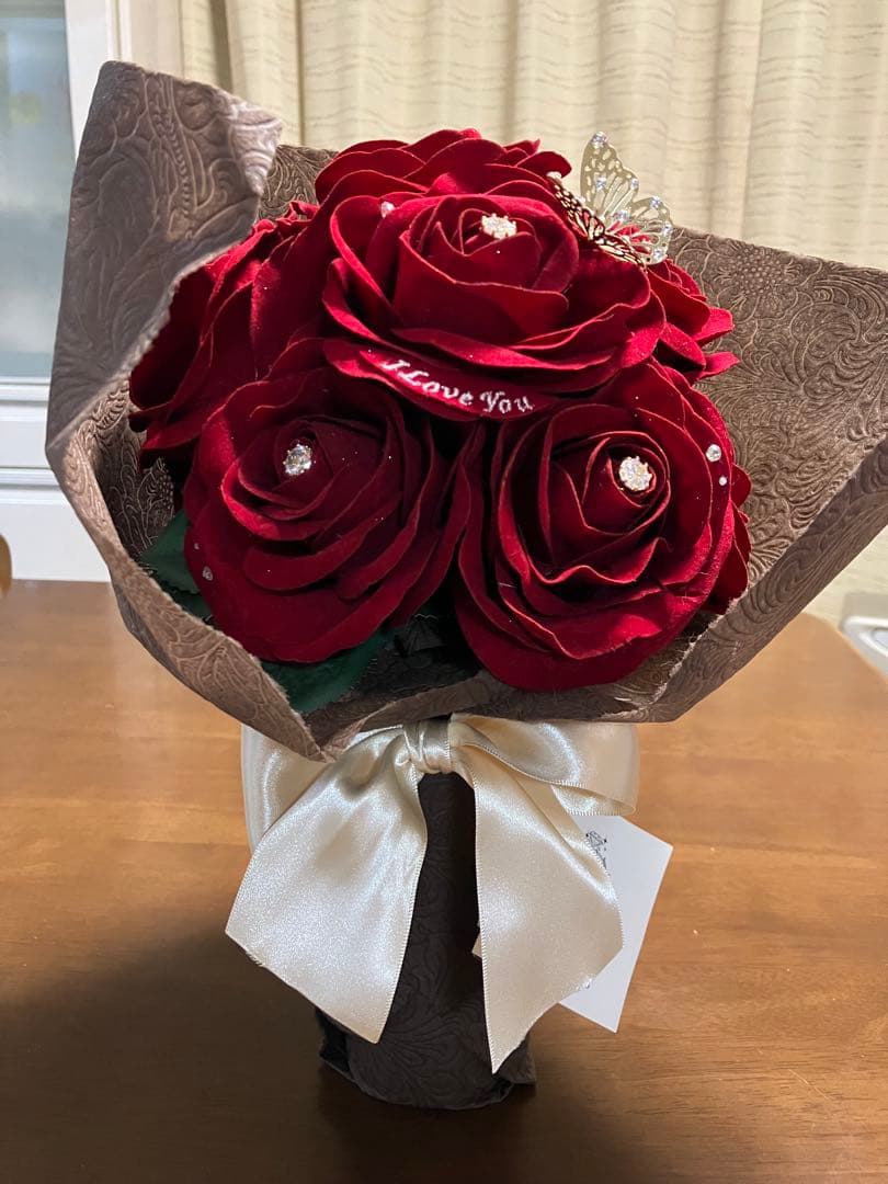 12本の赤バラ花束とガラス花瓶　ダイヤモンドローズプレミアムモデル　ラッピング有