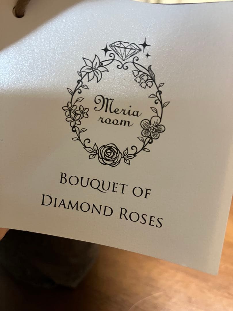 12本の赤バラ花束とガラス花瓶　ダイヤモンドローズプレミアムモデル　ラッピング有