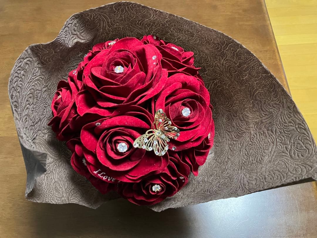 12本の赤バラ花束とガラス花瓶　ダイヤモンドローズプレミアムモデル　ラッピング有