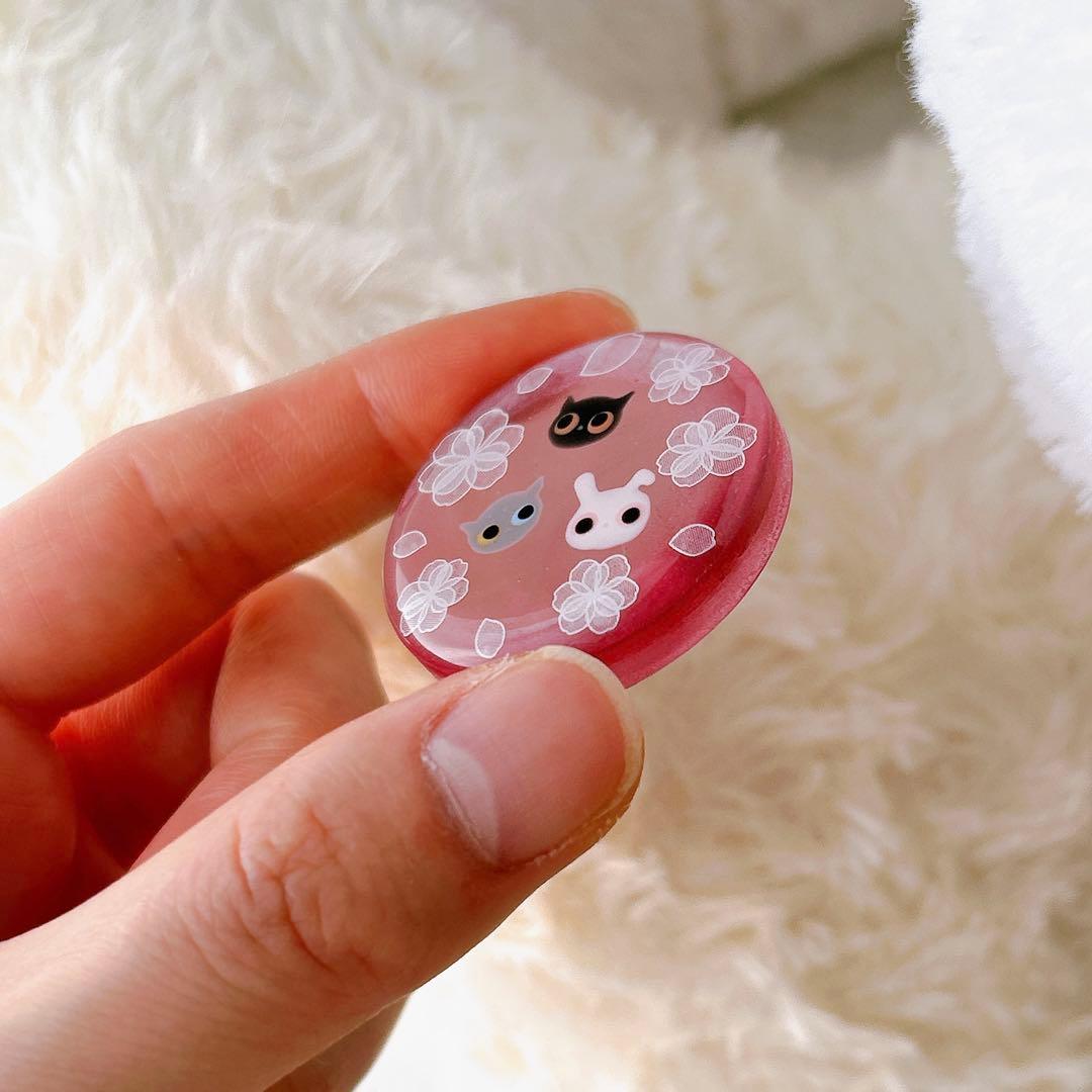 花に囲まれる3子　ピンク　ヘアゴム　ブローチ　レジン　猫　うさぎ　透け感あり