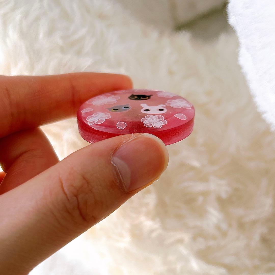 花に囲まれる3子　ピンク　ヘアゴム　ブローチ　レジン　猫　うさぎ　透け感あり