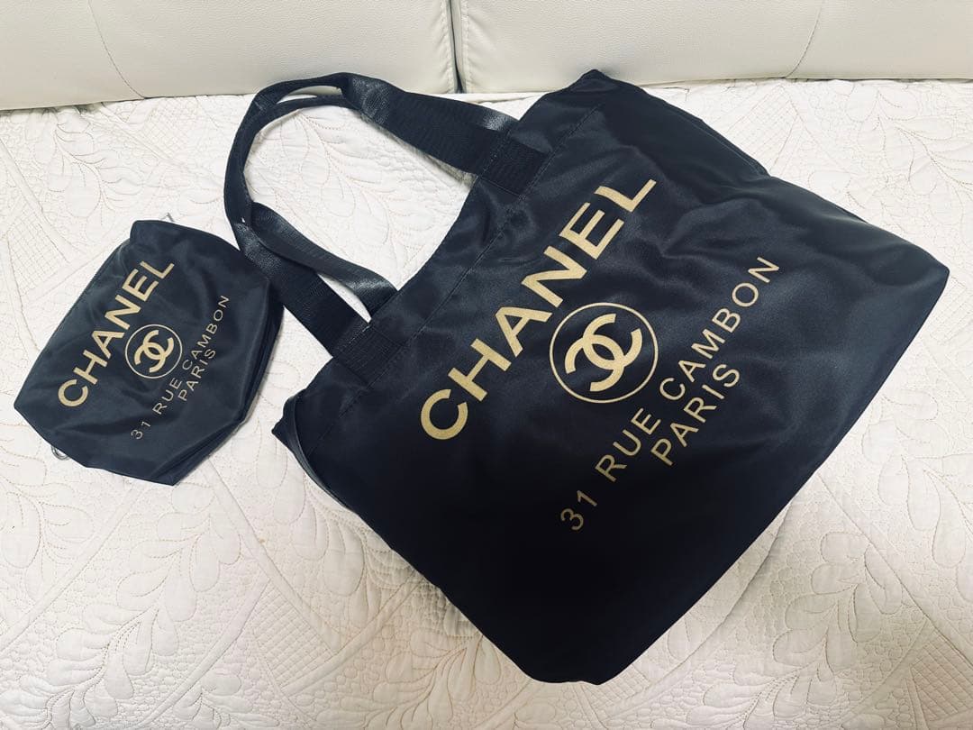 CHANELノベルティ☆トートバッグ新品未使用品ゴールド黒メイクポーチ付き軽量