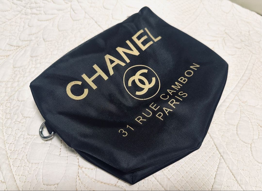 CHANELノベルティ☆トートバッグ新品未使用品ゴールド黒メイクポーチ付き軽量