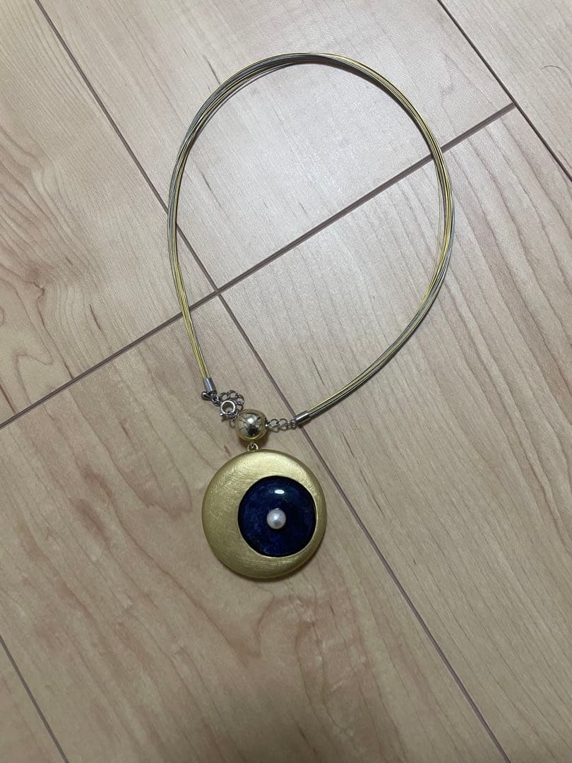 金色の多重ストランドネックレス