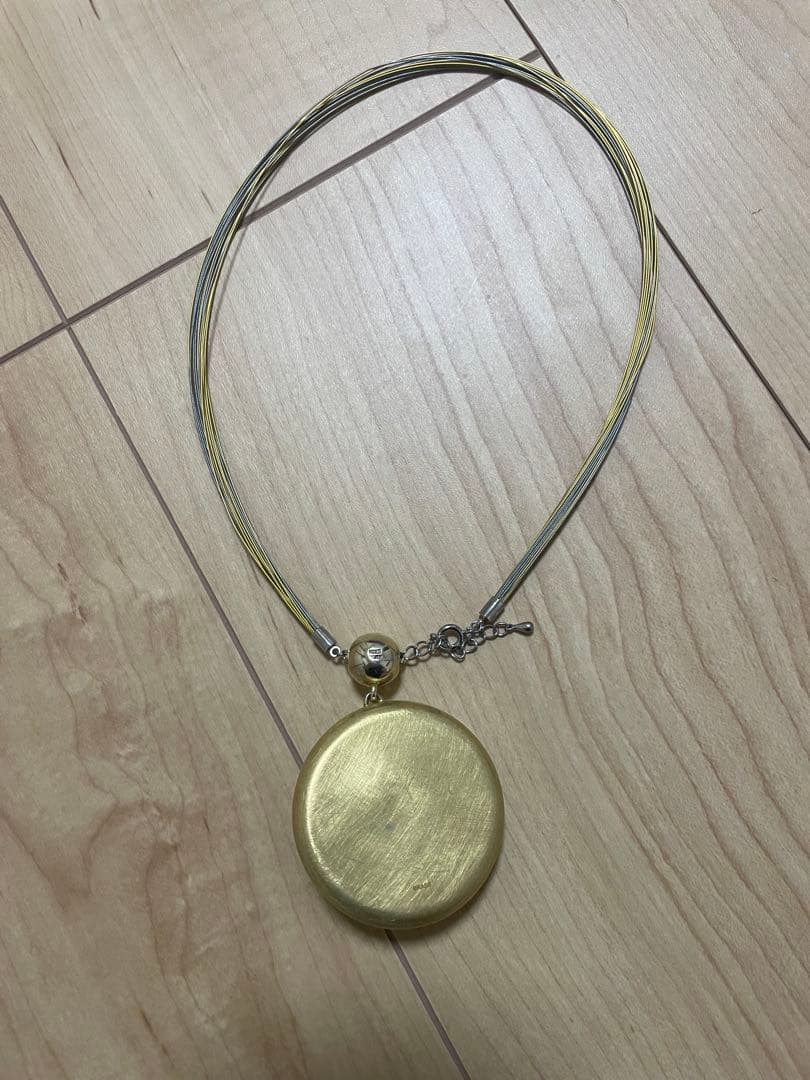 金色の多重ストランドネックレス