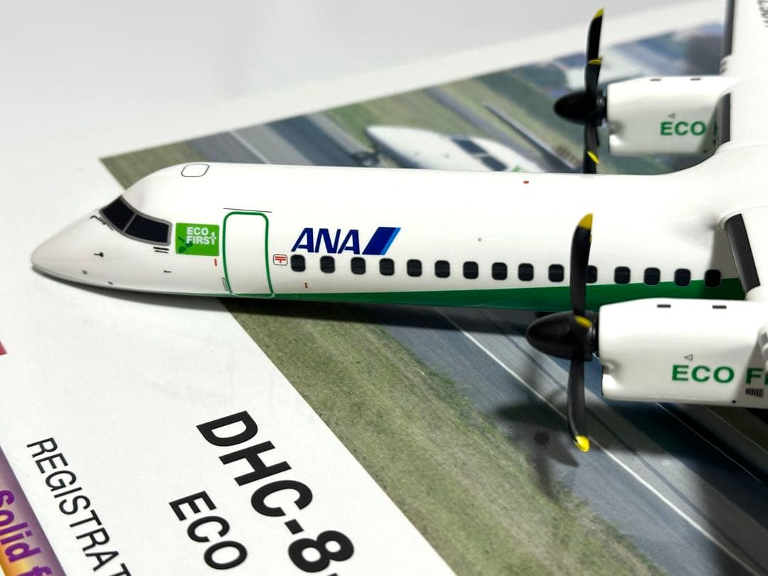 全日空商事 1/100 ANA DHC-8-400 NH11013 台座付き