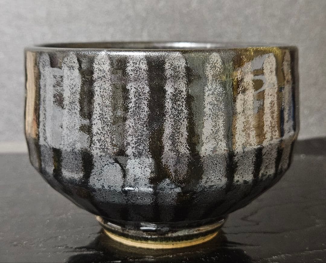 【茶人未使用品！放出品❗】益子焼　関澤武　鉄釉　刷毛打文様　抹茶茶碗　共箱