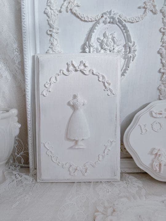 シャビーシックでガーリーなリボンとドレスのインテリアボード＊ホワイトドレス＊