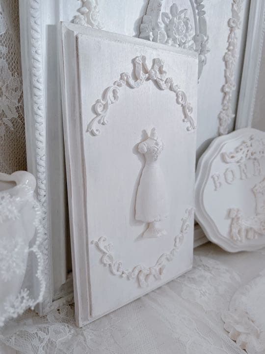 シャビーシックでガーリーなリボンとドレスのインテリアボード＊ホワイトドレス＊