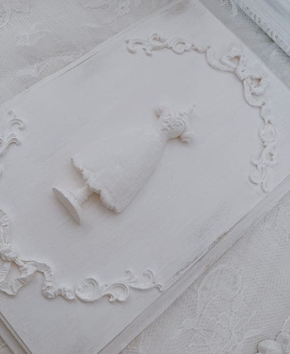 シャビーシックでガーリーなリボンとドレスのインテリアボード＊ホワイトドレス＊