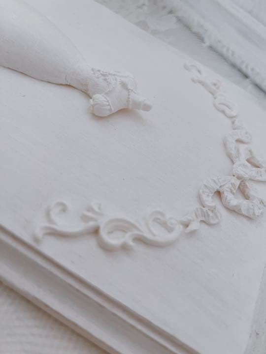 シャビーシックでガーリーなリボンとドレスのインテリアボード＊ホワイトドレス＊