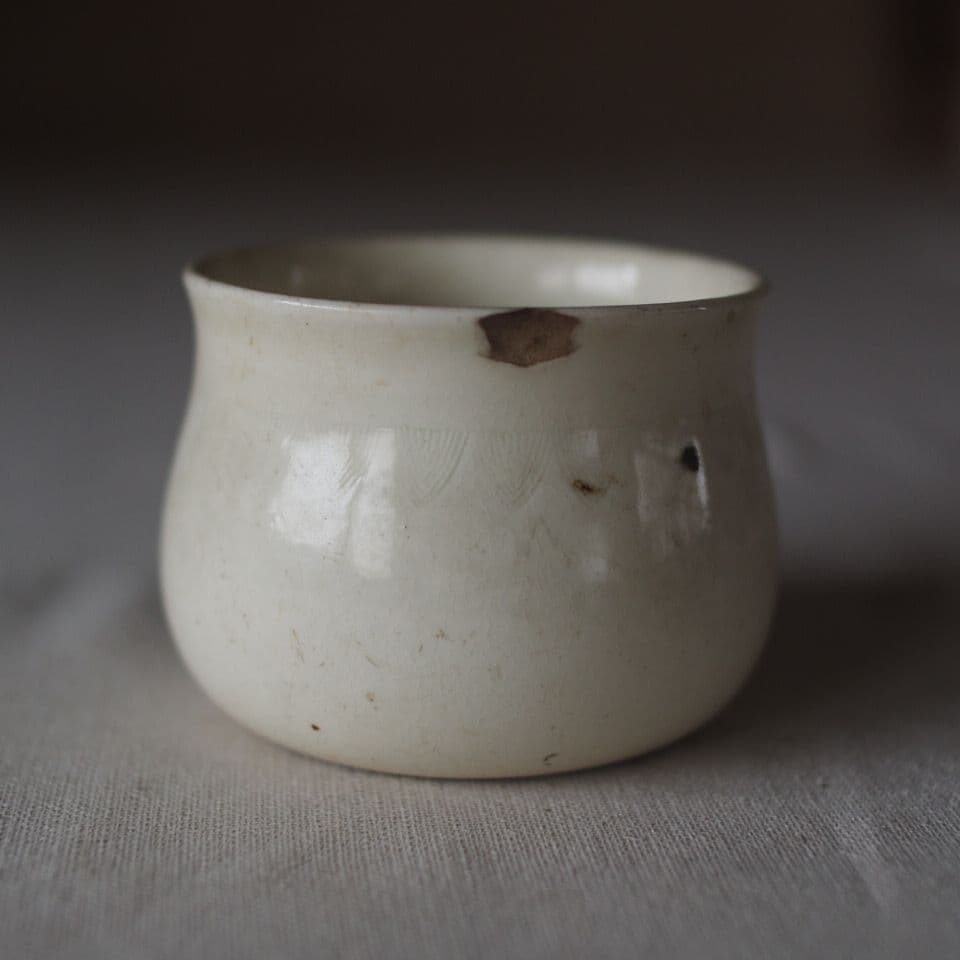 白い古い陶器 日本、中国?削げあり 古陶 古玩 古道具骨董古美術