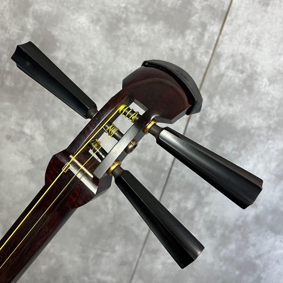 津軽三味線　綾杉胴　紅木　トチ多数　一本溝　糸巻きK9　上駒9金　正寸　津軽塗