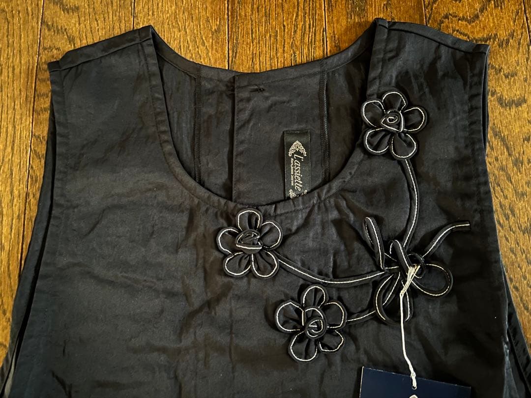 新品タグ付☆L'assiette ラシェット☆お花モチーフが可愛いエプロン　黒