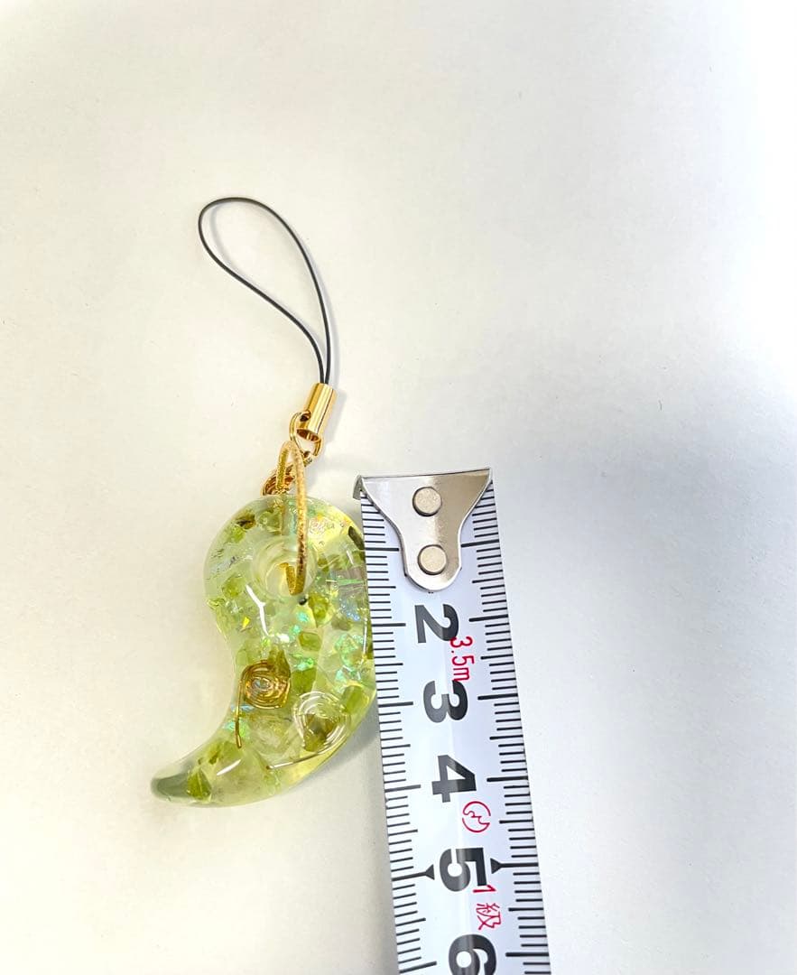 ペリドットの天然石　大勾玉