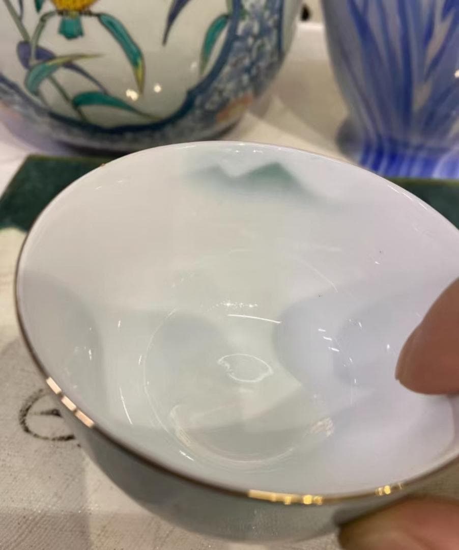 青緑色の陶磁器カップとソーサーセット