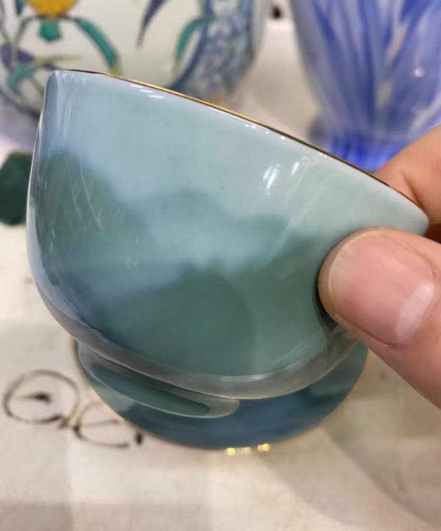 青緑色の陶磁器カップとソーサーセット