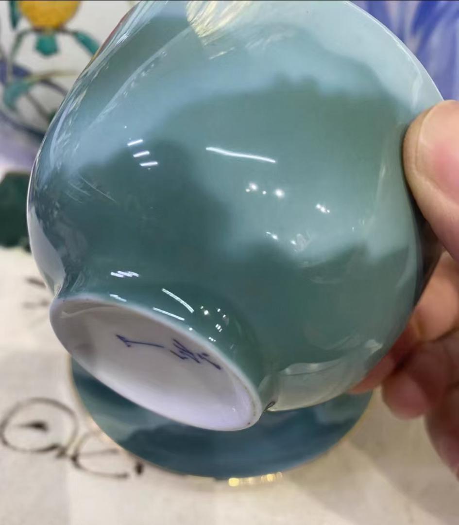青緑色の陶磁器カップとソーサーセット