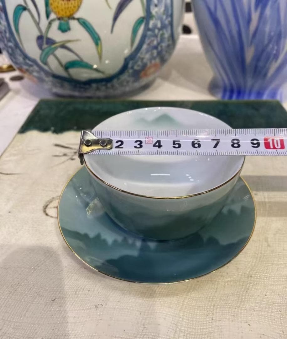 青緑色の陶磁器カップとソーサーセット