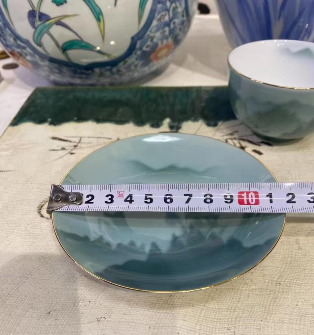青緑色の陶磁器カップとソーサーセット