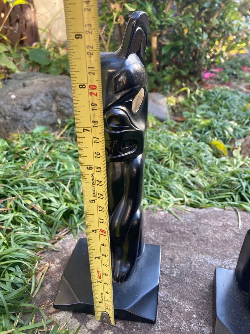 黒色の動物形状トーテムポール置物