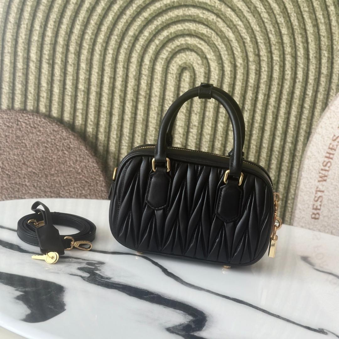 美品・miu！miu！黒ショルダー ハンドバッグ キルティング レザー~~