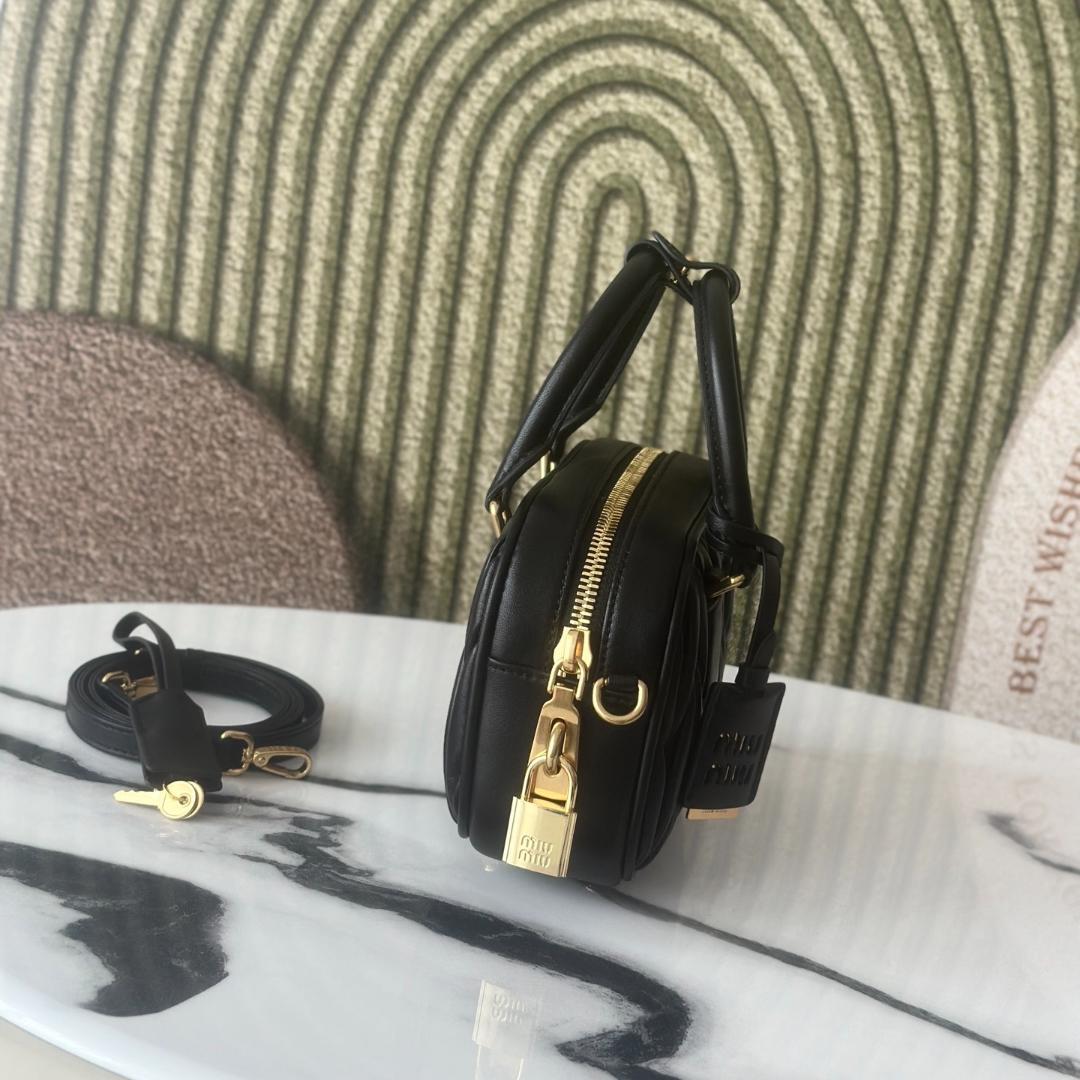 美品・miu！miu！黒ショルダー ハンドバッグ キルティング レザー~~