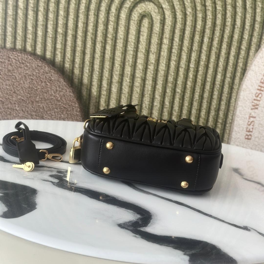 美品・miu！miu！黒ショルダー ハンドバッグ キルティング レザー~~