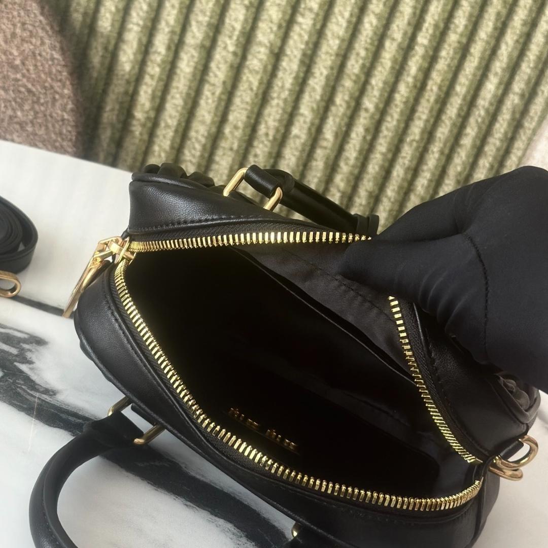 美品・miu！miu！黒ショルダー ハンドバッグ キルティング レザー~~