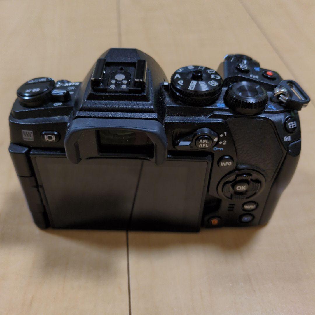 OLYMPUS OM-D E-M1 Mark II 本体とレンズ