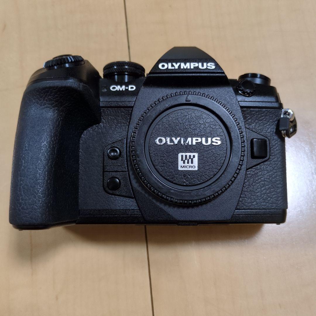 OLYMPUS OM-D E-M1 Mark II 本体とレンズ