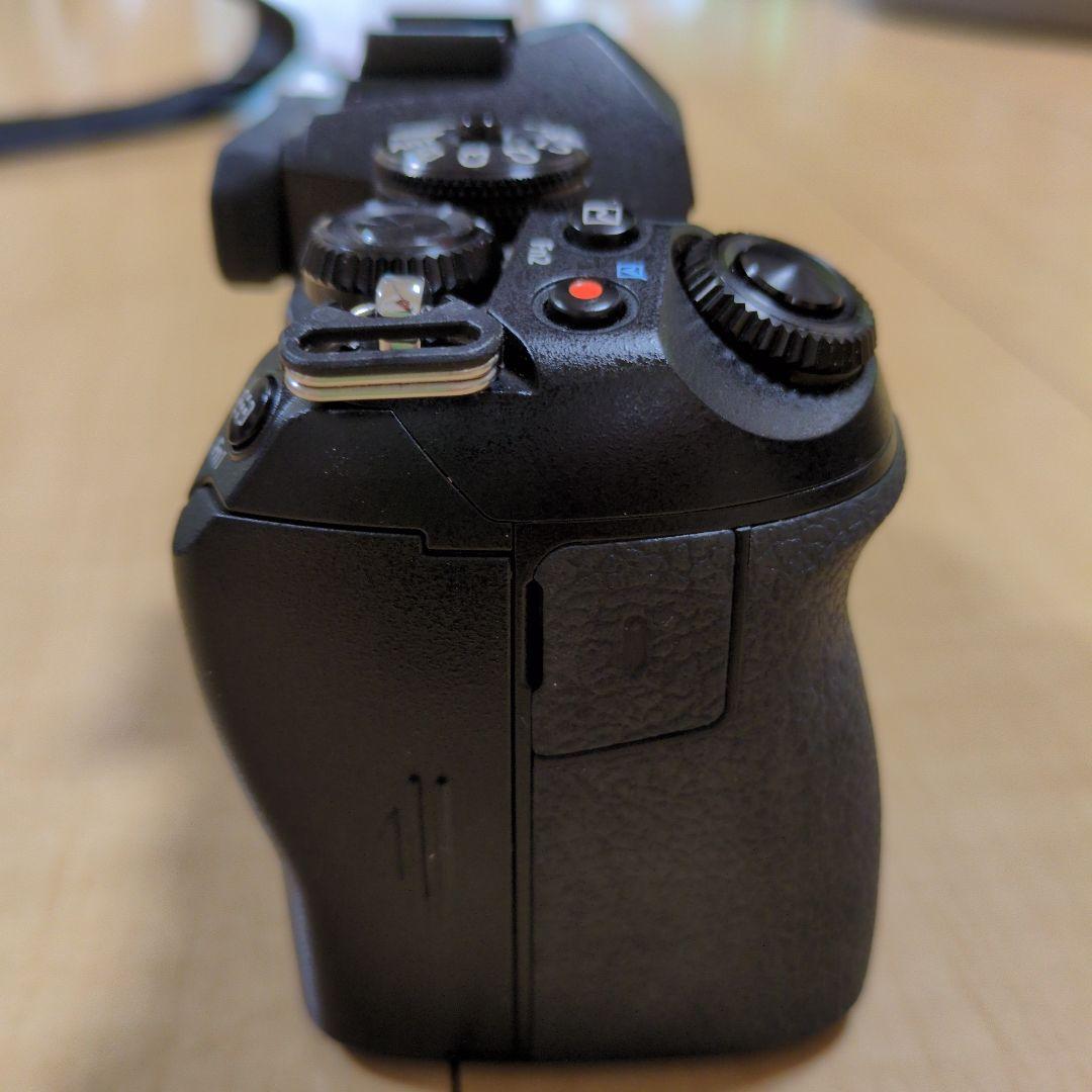 OLYMPUS OM-D E-M1 Mark II 本体とレンズ