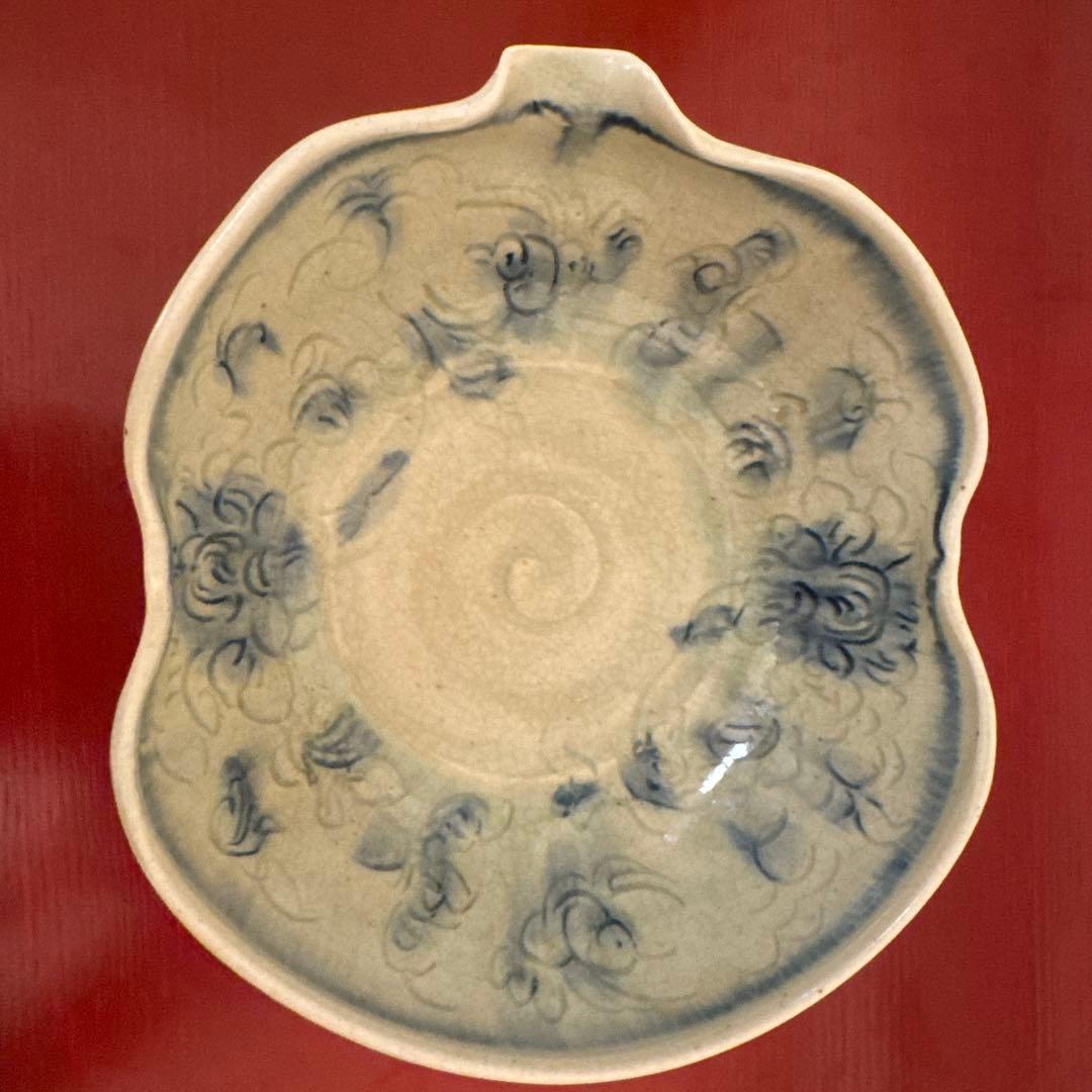 イムサエムさんの片口鉢 花弁型 青白い花模様の陶器ボウル