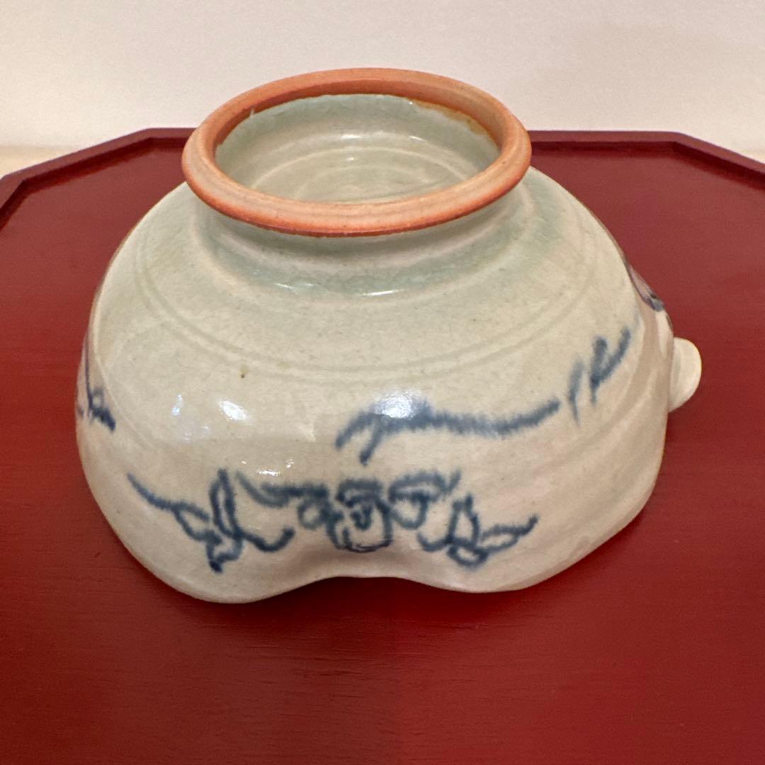 イムサエムさんの片口鉢 花弁型 青白い花模様の陶器ボウル