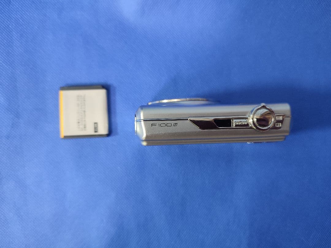 フジフィルム　FinePix F100fd　シルバー