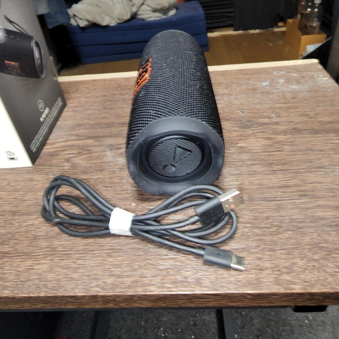 「JBL FLIP6 ワイヤレススピーカー 充電ケーブル・箱付き」