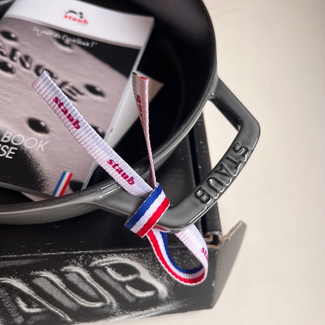 新品 未使用　staub ストウブ 20cm スキレット 両手 鋳物 ホーロー