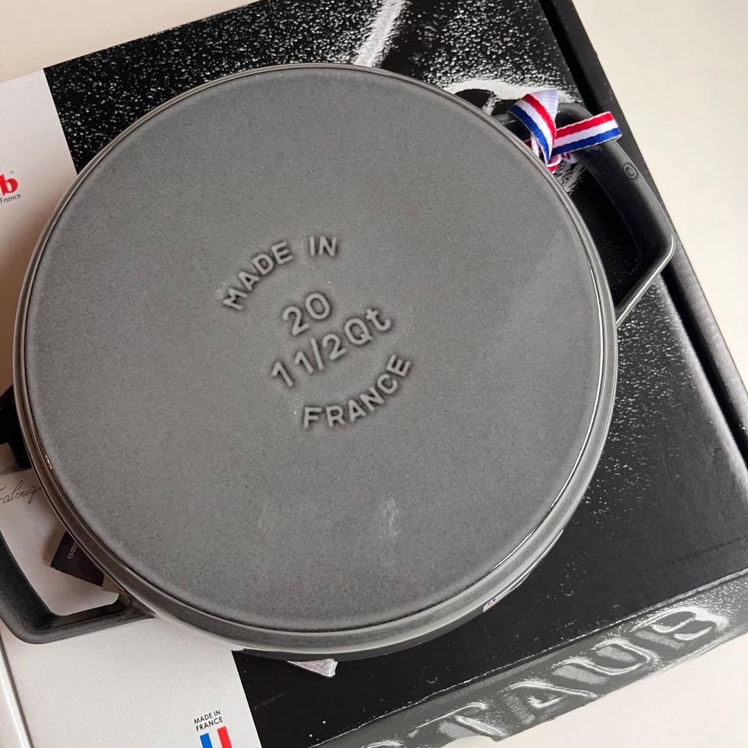 新品 未使用　staub ストウブ 20cm スキレット 両手 鋳物 ホーロー