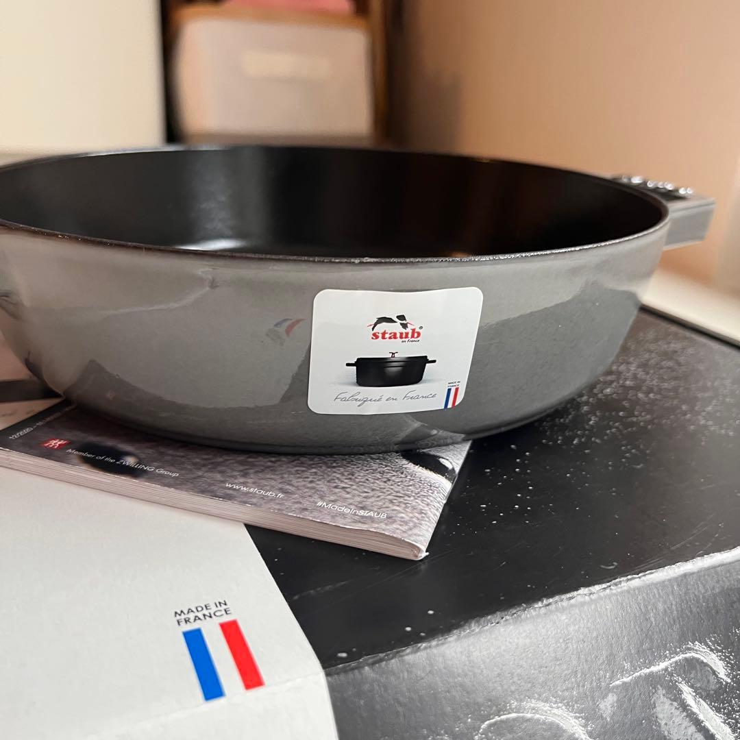 新品 未使用　staub ストウブ 20cm スキレット 両手 鋳物 ホーロー