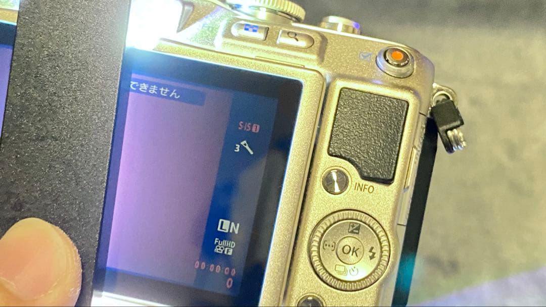 オリンパスOLYMPUS PEN Lite E-PL5 シルバー 本体 液晶暗い