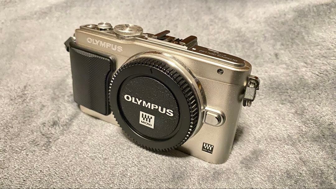 オリンパスOLYMPUS PEN Lite E-PL5 シルバー 本体 液晶暗い