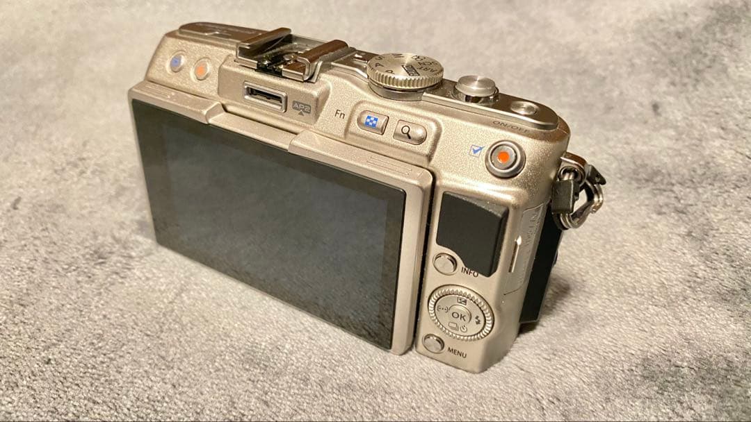 オリンパスOLYMPUS PEN Lite E-PL5 シルバー 本体 液晶暗い