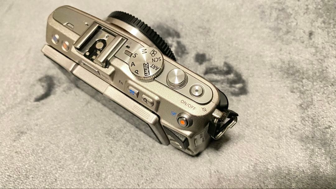 オリンパスOLYMPUS PEN Lite E-PL5 シルバー 本体 液晶暗い